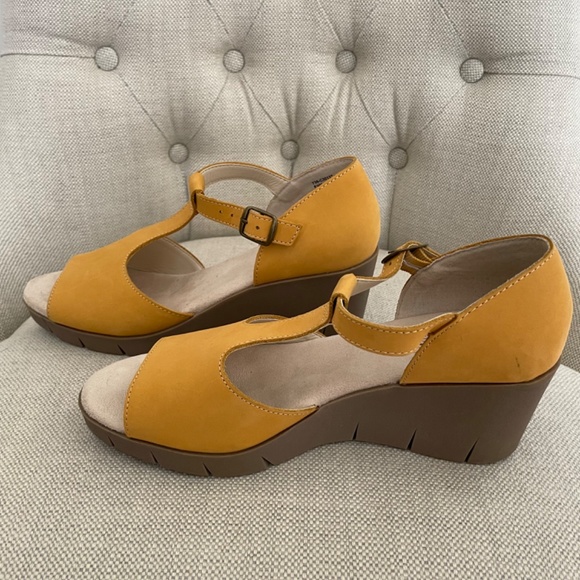 Cliffs by White Mountain Sz 8.5 Peep Toe T-Strap Wedge Sandal Mustard Leather - Picture 7 of 11